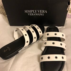 Simply Vera white size 8 1/2 NWT